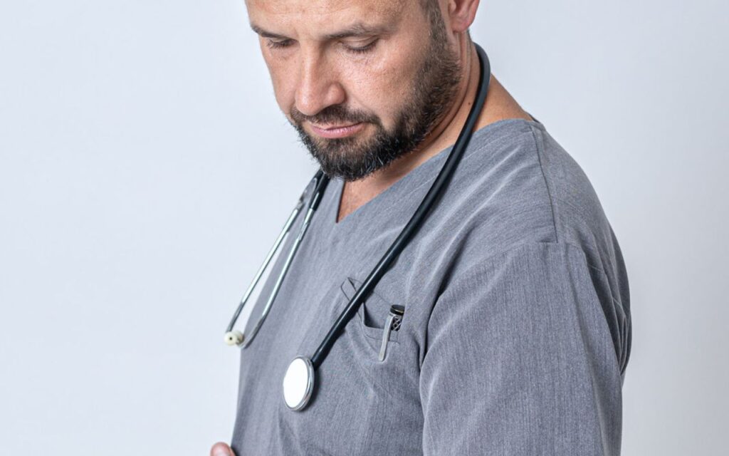 Lekarz trzymający stetoskop.